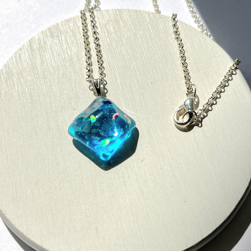 アクアブルーの暗闇で光るネックレス☆再販 / レジン / 蓄光 / 海