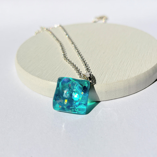 ターコイズブルーの暗闇で光るネックレス☆再販 / レジン / 蓄光 / 海