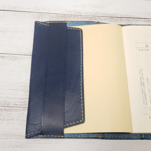 ぐしぐし手縫い＊英字型押しレザーのブックカバー＊ 手縫いレザーブックカバーshinsyo〜上質な牛革の新書本対応