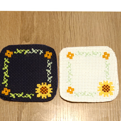 クロスステッチ手刺繍のひまわりと草花のコースター(紺地か白地のどちらか一つ選んで!) 1枚目の画像