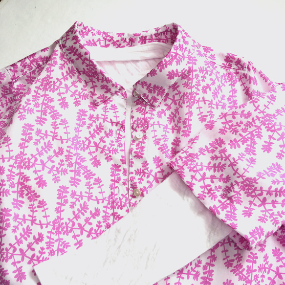 薄手で軽い綿100%サテン　草花模様の半袖シャツ　/ コニシキソウ 4枚目の画像