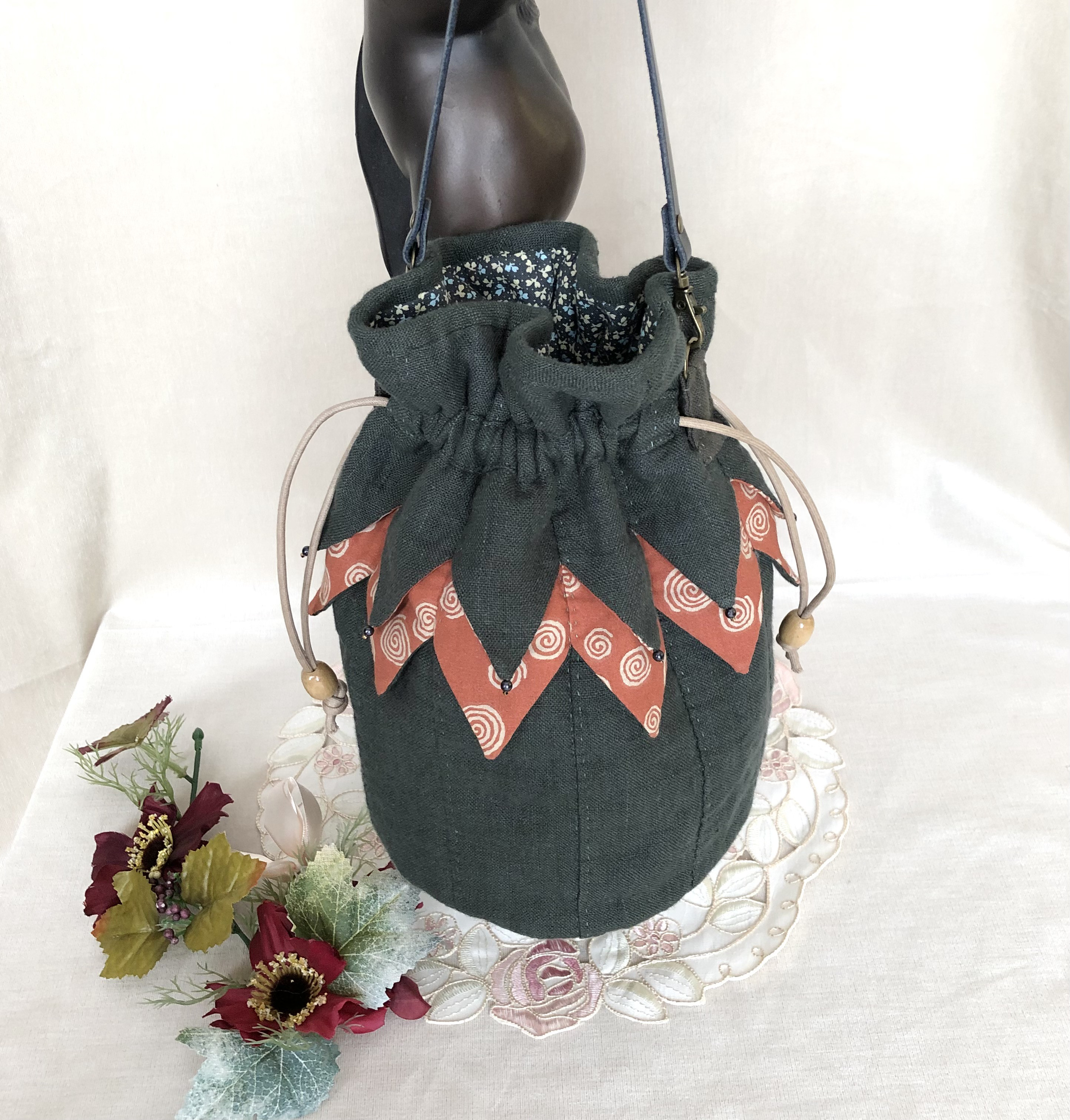 夏素材で爽やか、フォレストグリーン系リネンの巾着バッグ