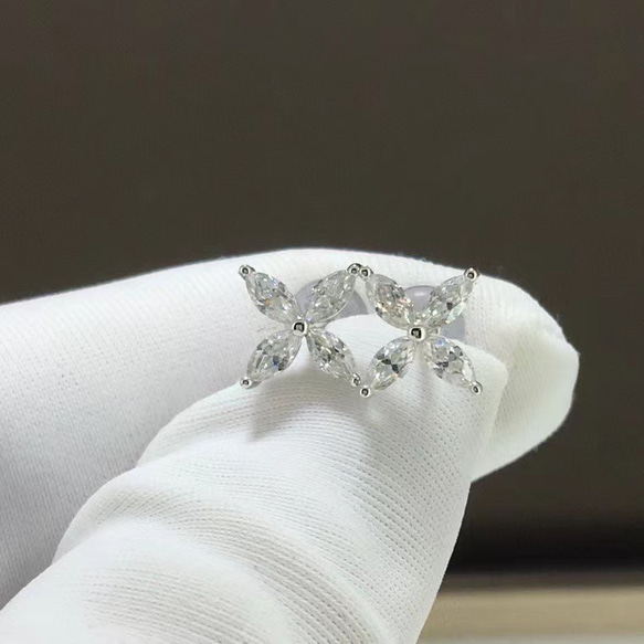 ～【 newデザイン】輝くモアサナイト　ピアス  K18WG newデザイン】輝くモアサナイト ピアス K18WG ピアス（フープ