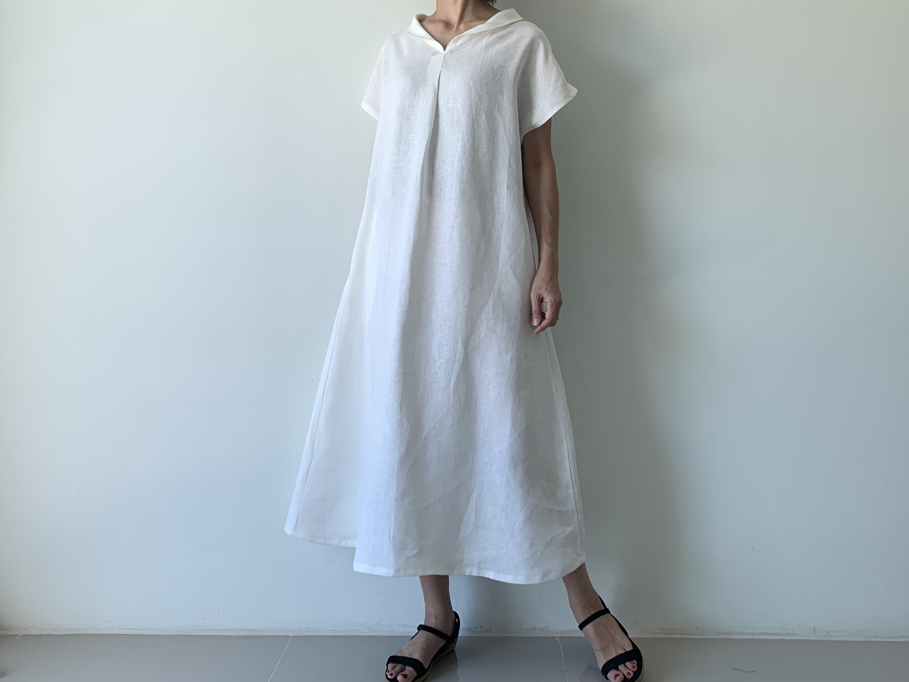 美しく体型カバー。上品さが漂う大人の日常着。半袖へちま襟リネンワンピース　ホワイト色