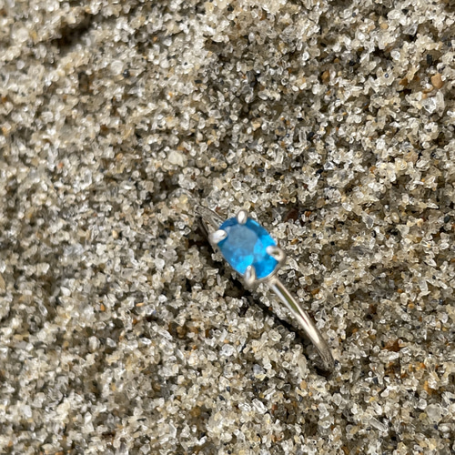 パライバトルマリンのようなネオンカラーのアパタイトのリング 指輪