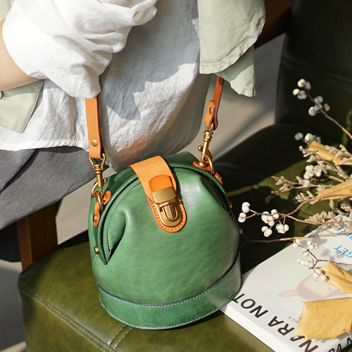 8 レトロながま口 ふっくらした形 ミニショルダー 可愛い 丸い レザー  