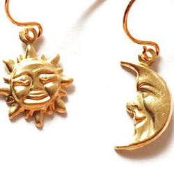 【アメリカ製　太陽と月　真鍮　小さい　ピアス】陰陽 2枚目の画像