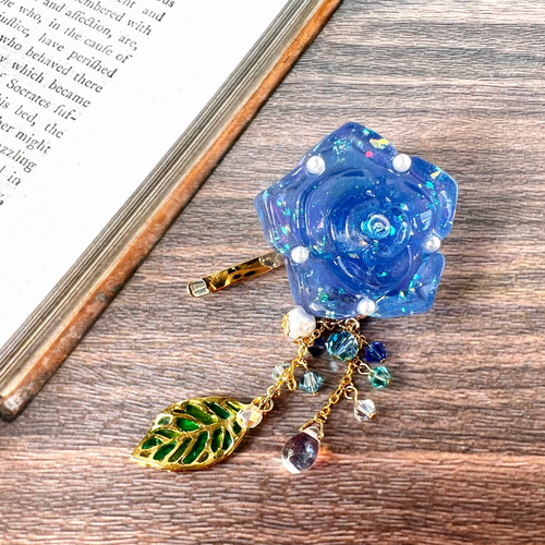 レジン】キラキラ、揺れる 青薔薇のポニーフック ポニーフック