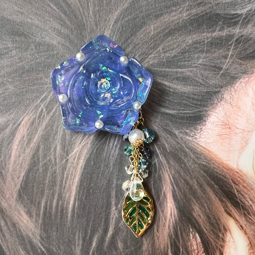 レジン】キラキラ、揺れる 青薔薇のポニーフック ポニーフック