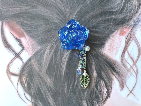 【レジン】キラキラ、揺れる　青薔薇のポニーフック　 8枚目の画像