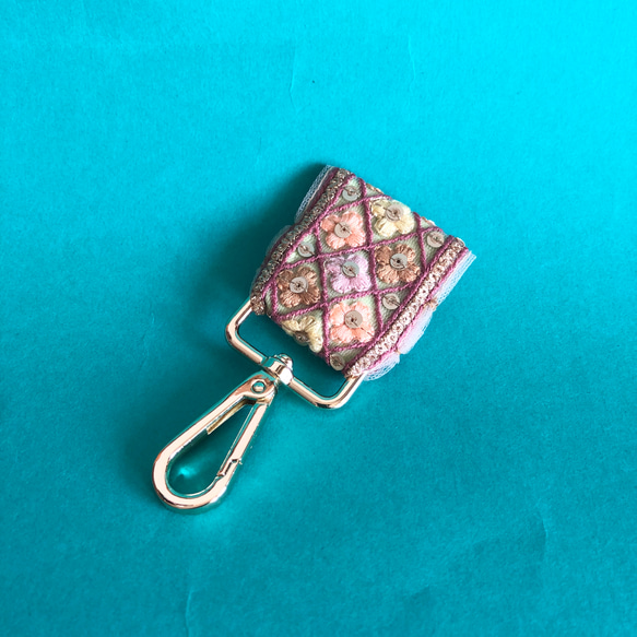 インド刺繍リボンのキーホルダー 1枚目の画像