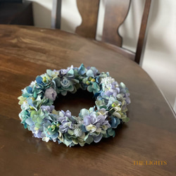 ブルーグリーンとパープルの紫陽花リース＜直径 30㎝＞ ネイビーのリボン付き 長く飾れるアーティフィシャルフラワー 8枚目の画像