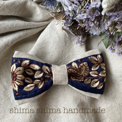 インド刺繍リボンとコットンリネンの個性的なデザインの蝶ネクタイ　花柄【ネイビー】大人の方向けサイズ 1枚目の画像