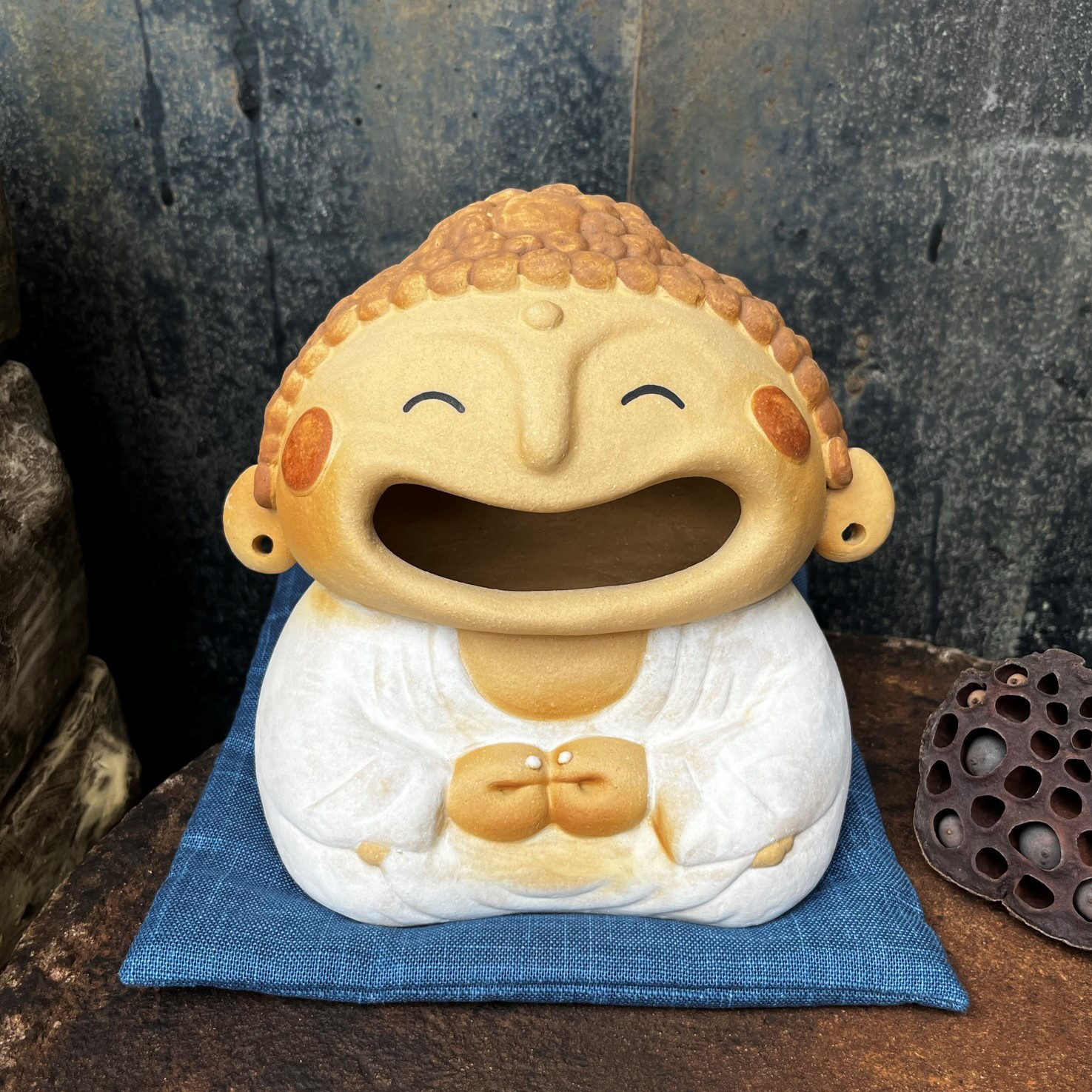 わっはっは大仏さん 座布団（中）付き O-254 陶製 /Big Buddha