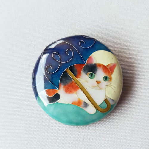 七宝焼き・傘に入る猫 ☆三毛猫 ブローチ tora 通販 14151190｜Creema