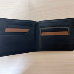 【新生活応援SALE】本革レザー 二つ折り財布 一点もの ブラック 収納力抜群 送料ラッピング無料 2枚目の画像