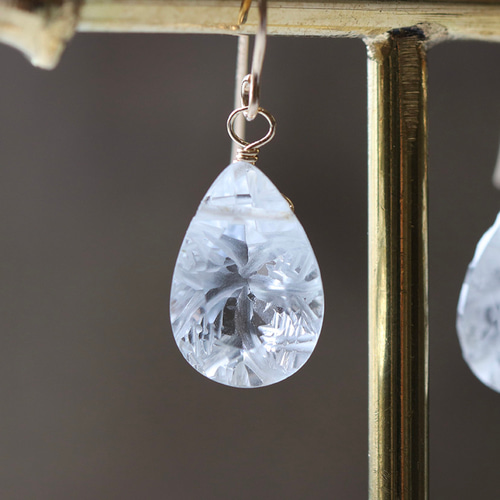 水晶リーフカービングのピアス 激安ハンドメイド・手芸 - 水晶リーフカービングのピアス