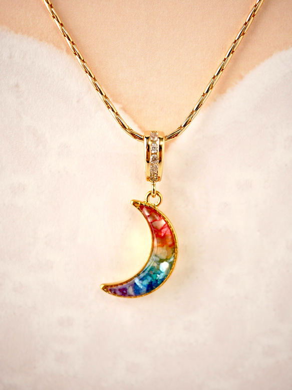 虹色の月ネックレス(色付け貝殻入り) 3枚目の画像