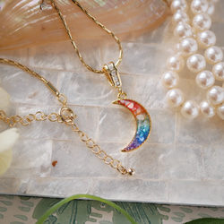 虹色の月ネックレス(色付け貝殻入り) 1枚目の画像