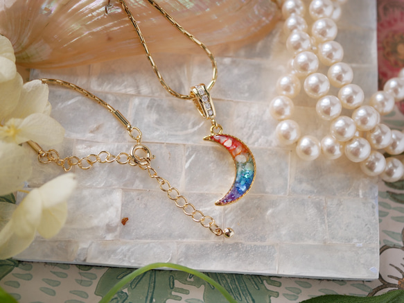 虹色の月ネックレス(色付け貝殻入り) 1枚目の画像