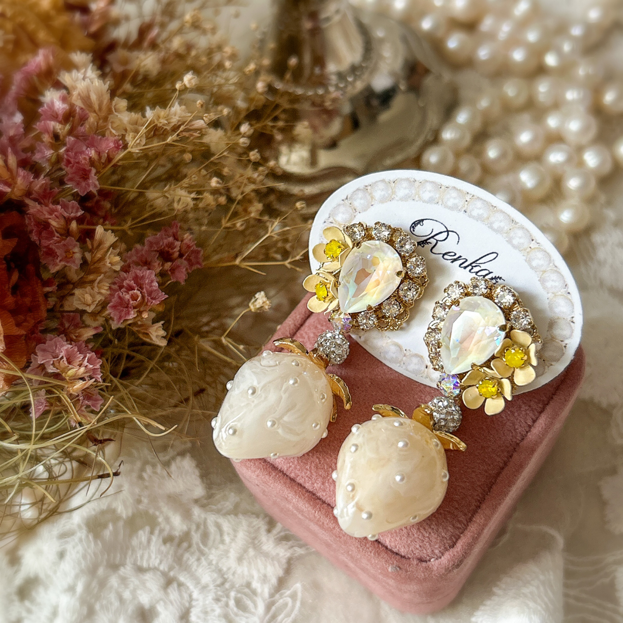 白苺とお花の大ぶりピアス【上品･フルーツ･イチゴ･春･スワロフスキー･白】{RPG-982｝