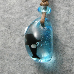 【ご予約済み商品】流氷の海を泳ぐシャチ とんぼ玉 ガラス ネックレス No2135 5枚目の画像