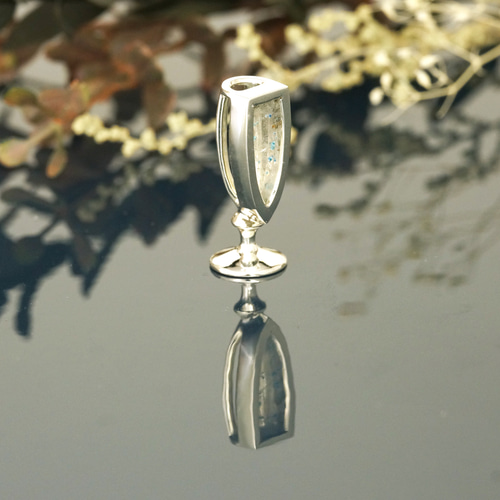 ギラライトインクォーツ ペンダントトップ ハイクオリティ大粒12.9ct】ギラライトインクォーツ女神巻き