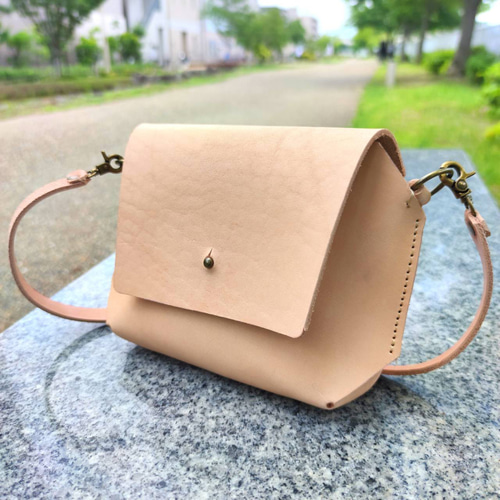 生成りのレザーサコッシュ ショルダーバッグ 本革ヌメ革ナチュラル