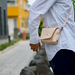 生成りのレザーサコッシュ ショルダーバッグ 本革ヌメ革ナチュラル