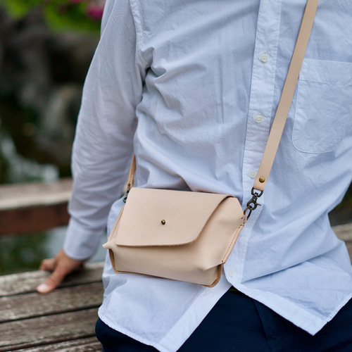 生成りのレザーサコッシュ ショルダーバッグ 本革ヌメ革ナチュラル