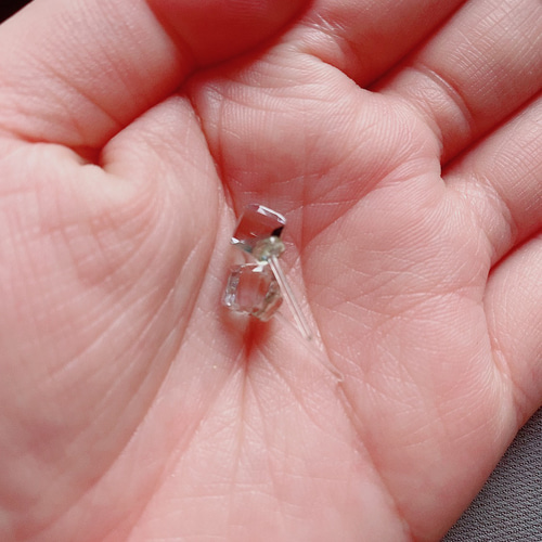 キラキラ クリスタルガラスキューブ型ピアス ピカピカ 素敵 光る キラキラ クリスタルガラスキューブ型ピアス ピカピカ 素敵 光る