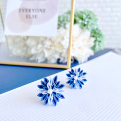 花火のようなダリアのピアス&イヤリング＊Blue＊つまみ細工 1枚目の画像