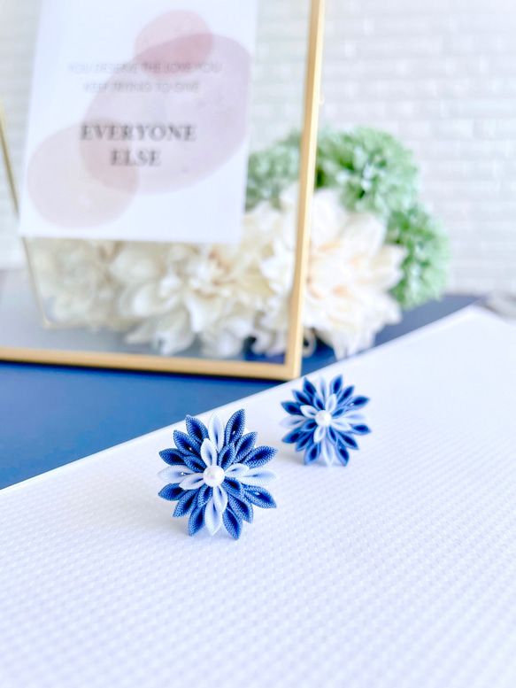 花火のようなダリアのピアス&イヤリング＊Blue＊つまみ細工 1枚目の画像