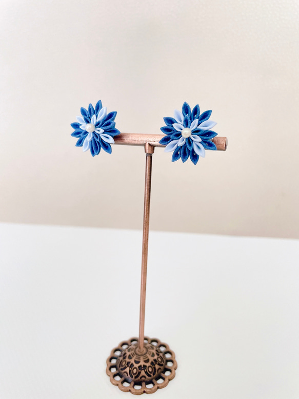 花火のようなダリアのピアス&イヤリング＊Blue＊つまみ細工 9枚目の画像