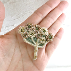 オートクチュールビーズ刺繍ブローチ　フェンネルの花(グリーン) 2枚目の画像