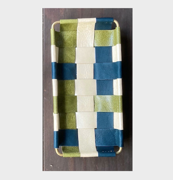 革小物入れ：長方形【真鍮線＋革の編み皿】白・緑・青 1枚目の画像