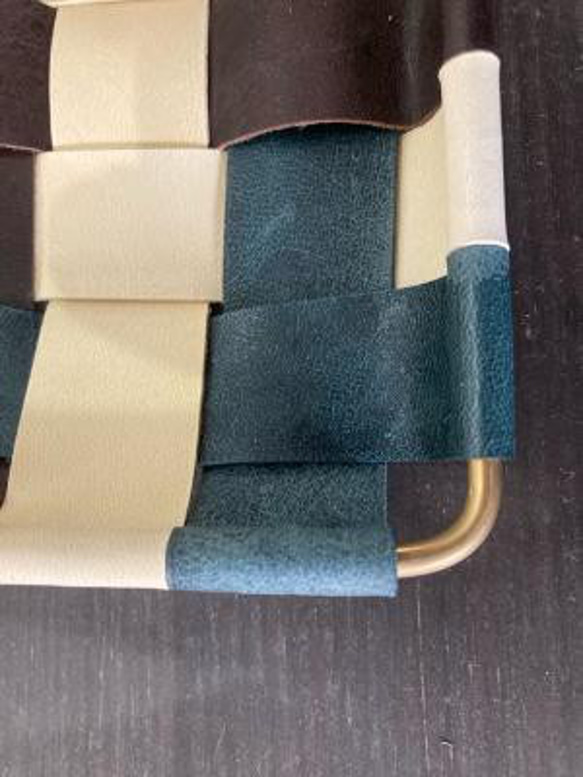 革小物入れ：長方形【真鍮線＋革の編み皿】白・緑・青 2枚目の画像