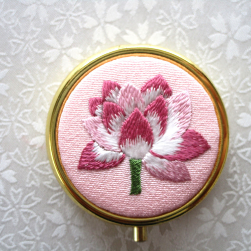 日本刺繍＊蓮の花＊絹のアクセサリーケース（ミラー付き） Gold