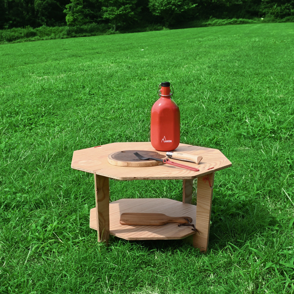 木目がカッコいいラーチ材のテーブル / Larches（ラーチェス）オクタテーブル500 アウトドア キャンプ 1枚目の画像