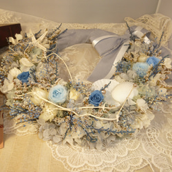 saleブルーローズと貝殻のリースブーケ（白・青）２種のバラとアジサイ・カスミソウ 6枚目の画像