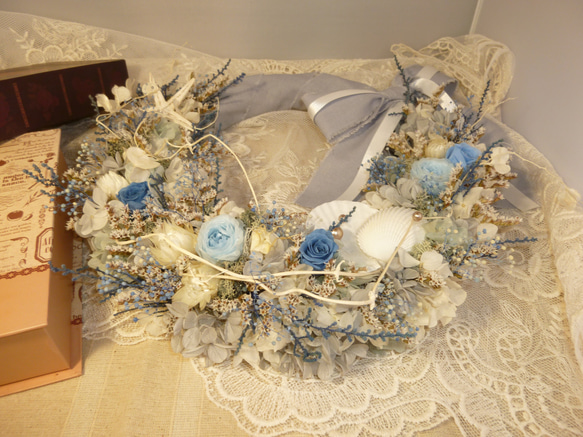 saleブルーローズと貝殻のリースブーケ（白・青）２種のバラとアジサイ・カスミソウ 6枚目の画像