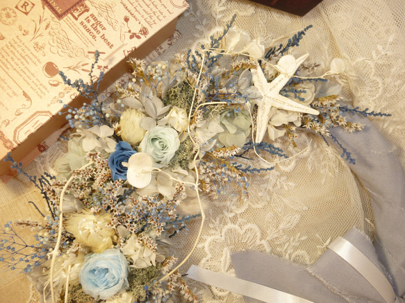 saleブルーローズと貝殻のリースブーケ（白・青）２種のバラとアジサイ・カスミソウ 5枚目の画像