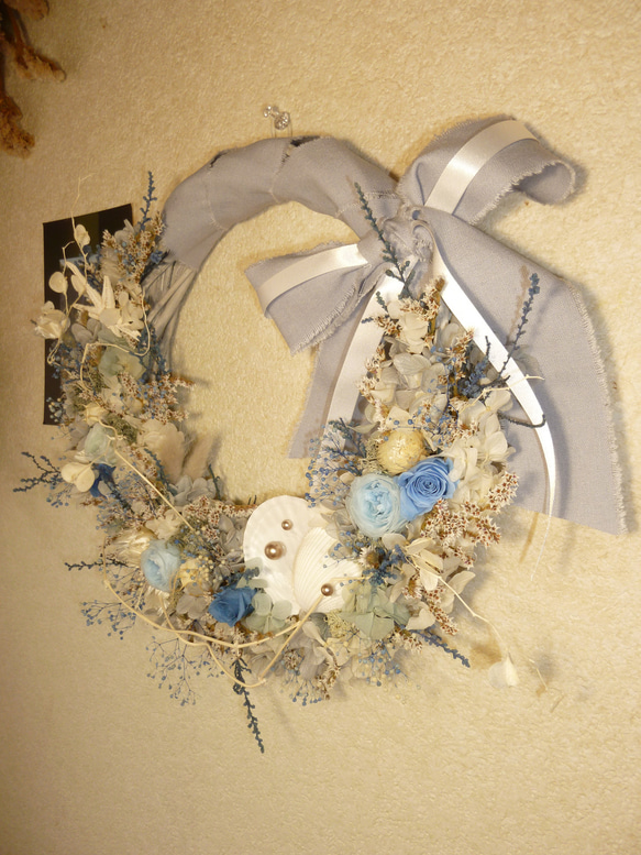 saleブルーローズと貝殻のリースブーケ（白・青）２種のバラとアジサイ・カスミソウ 8枚目の画像