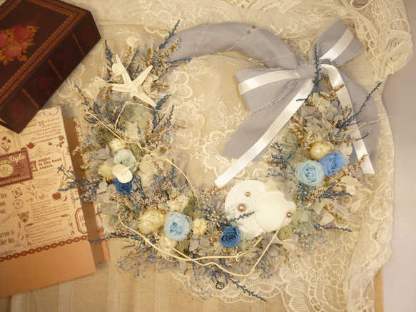 saleブルーローズと貝殻のリースブーケ（白・青）２種のバラとアジサイ・カスミソウ 1枚目の画像
