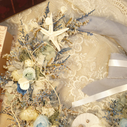saleブルーローズと貝殻のリースブーケ（白・青）２種のバラとアジサイ・カスミソウ 4枚目の画像