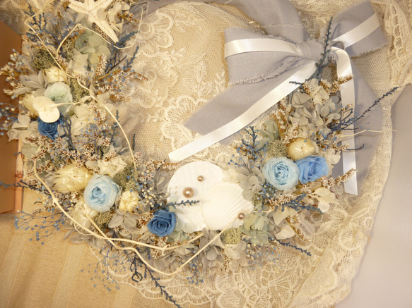 saleブルーローズと貝殻のリースブーケ（白・青）２種のバラとアジサイ・カスミソウ 2枚目の画像