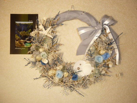 saleブルーローズと貝殻のリースブーケ（白・青）２種のバラとアジサイ・カスミソウ 7枚目の画像