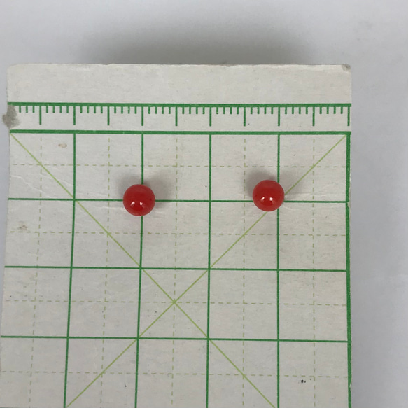 赤珊瑚約4、5mm玉のピアス・ポストチタン　小粒でピリッと引き立つピアス　R40621 14枚目の画像