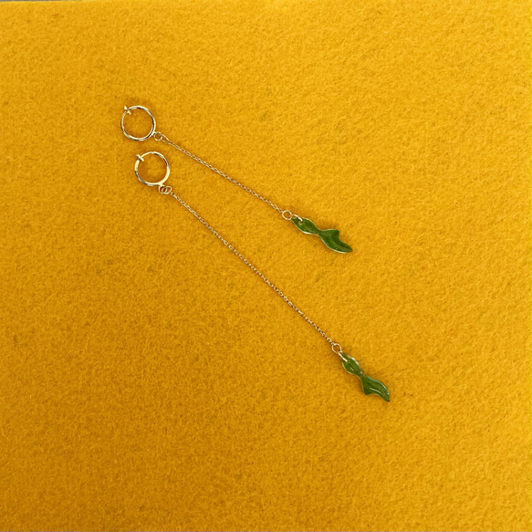 涼色・手描き模様　小さな緑の金魚ちゃん　チェーンフープイヤリング　（013） 3枚目の画像