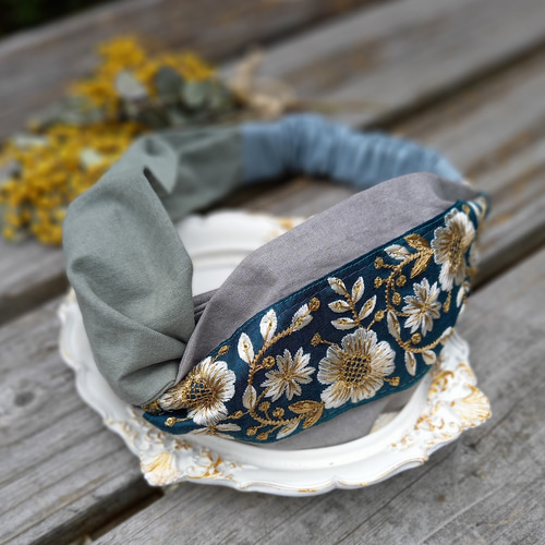 手染め布とインド刺繍のヘアターバン(野ばら・ボタニカル刺繍 